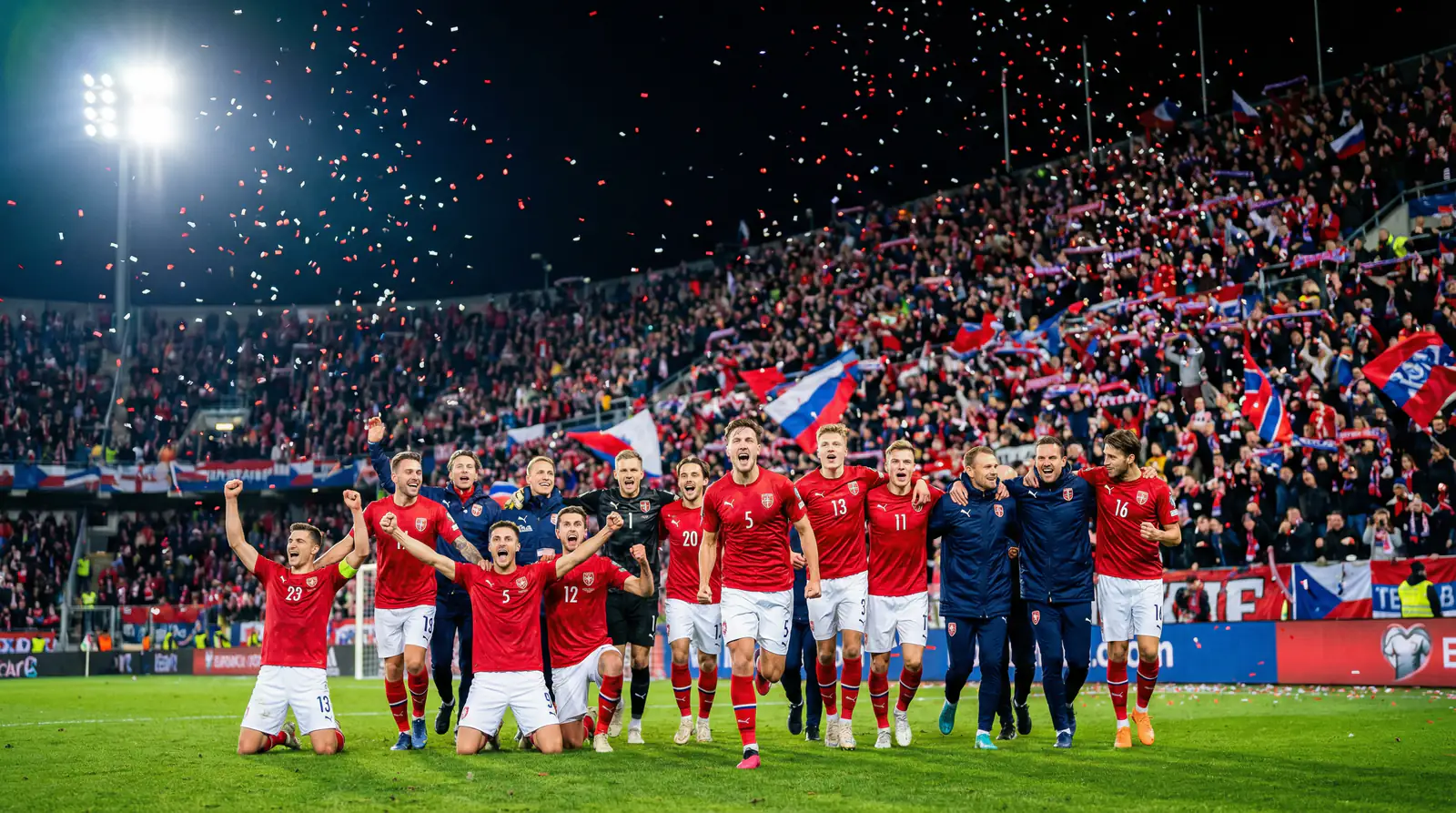 Norske landslagsspillere som feirer scoring i rød drakt foran jublende supportere