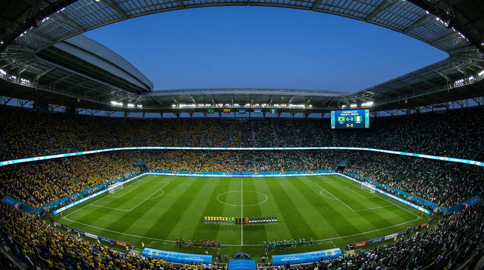 To fotballag som stiller opp til VM-gruppekamp på en stor arena i Nord-Amerika